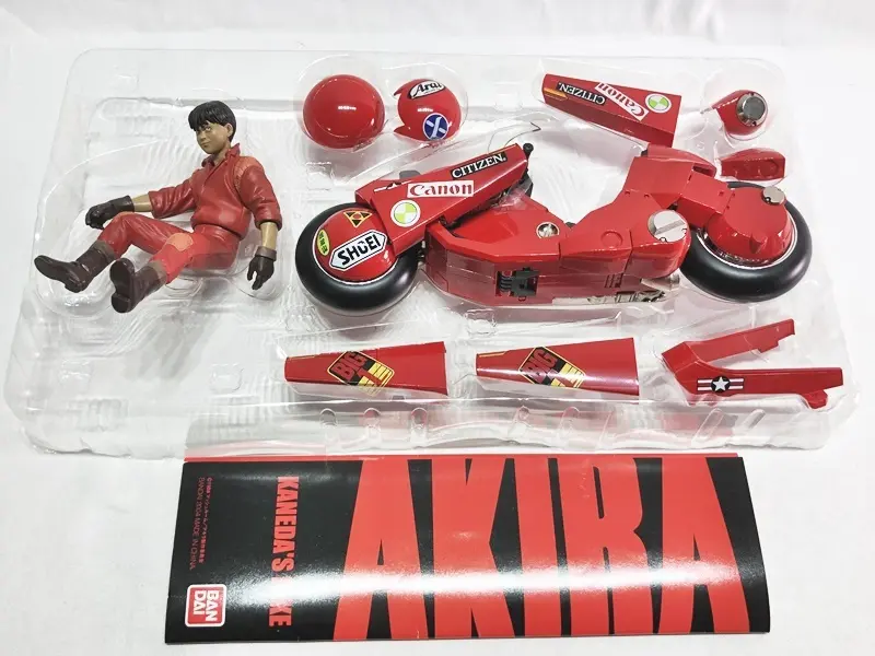 開封して並べられたフィギュアとパーツ