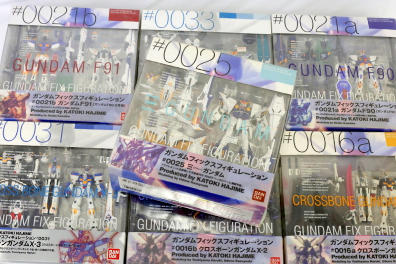 カトキハジメのデザインがソリッドで良いんですよね・・・このモビルスーツたちのように私の部屋もキレイになりたい。。。(笑)