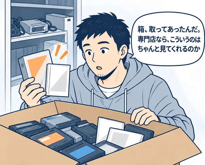 2コマ目:箱と説明書が揃ったゲームソフトを手に取り「箱、取ってあったんだ。専門店なら、こういうのはちゃんと見てくれるのか」と気づく男性