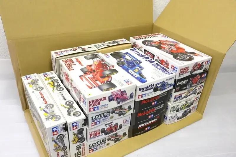 宅配買取の梱包イメージ：段ボール箱にプラモデルのキットを詰めた状態