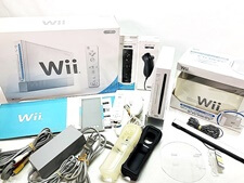 任天堂　Wii 白　本体 + 周辺機器セット　別売リモコン・ヌンチャク・スタンド等セット