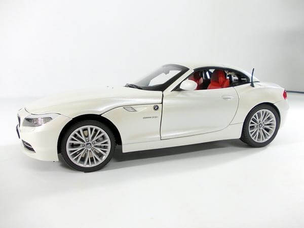 買取　京商 ミニカー 1/18 BMW Z4 sDrive35i(E89) 白パール 08771PW