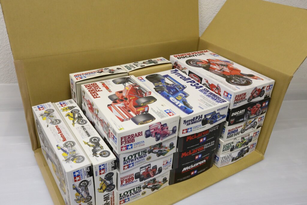プラモデル 買取 ダンボールに詰めるイメージ