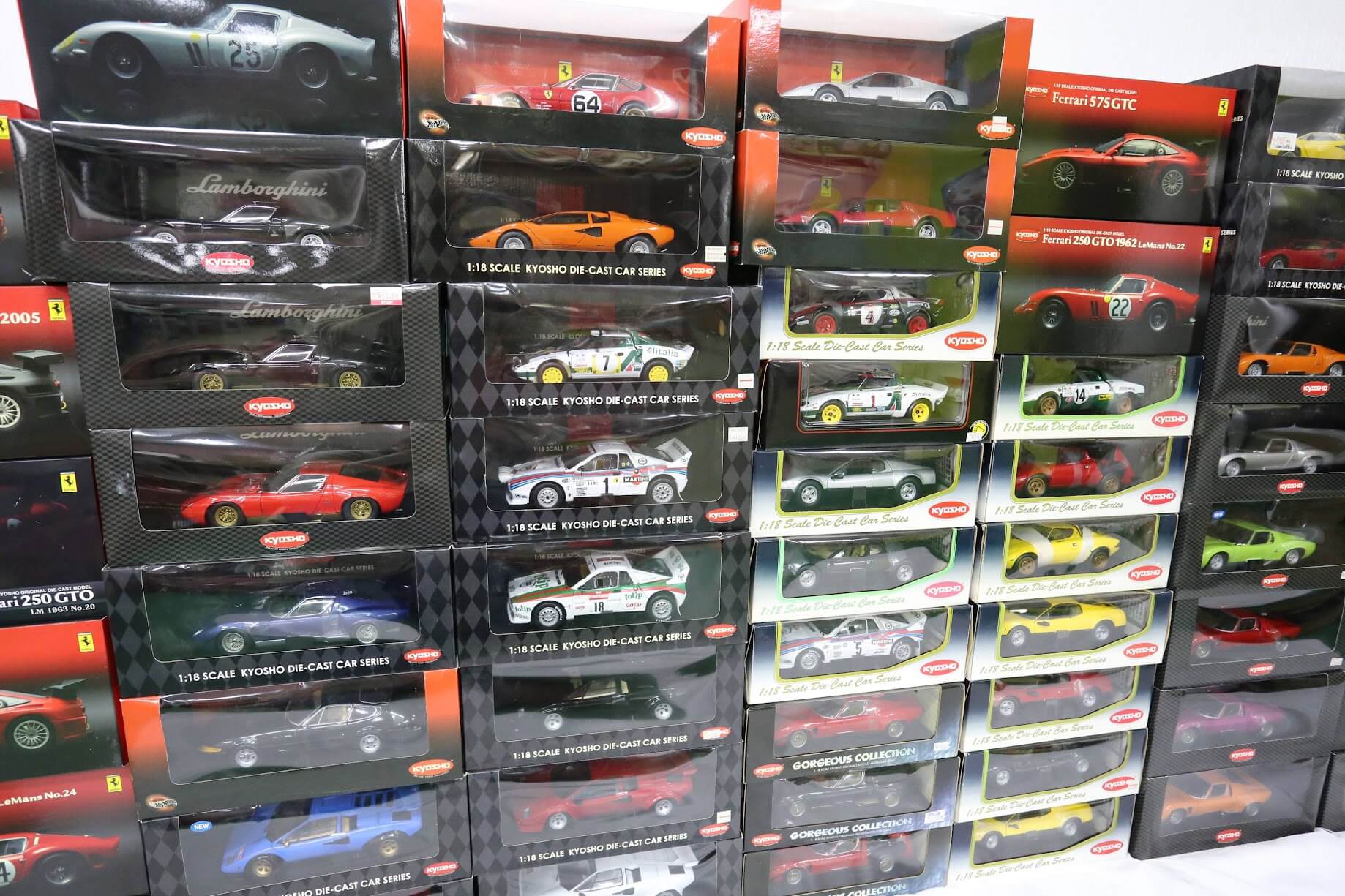 大量のミニカーや模型が重くて運べない…シニアを救う宅配買取