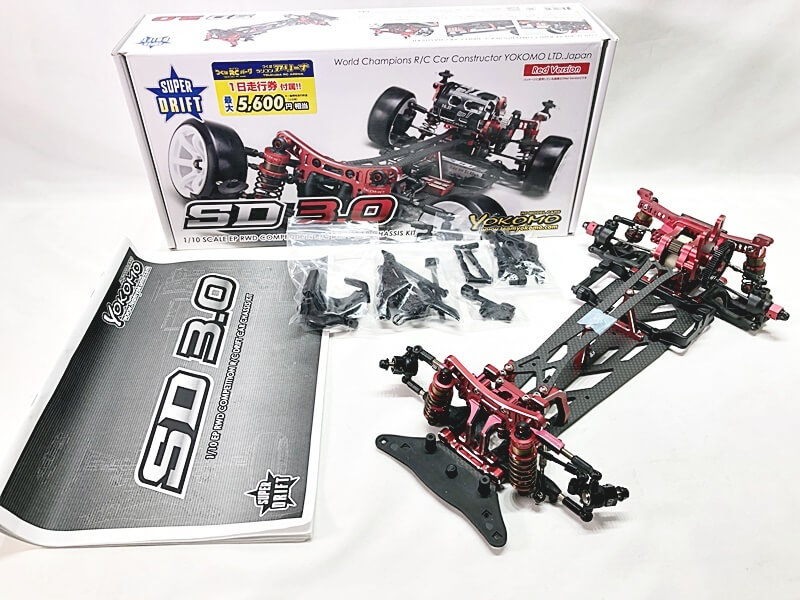 ヨコモの競技用ドリフトカー「SD 3.0 レッドバージョン」をお買取!組立済みのラジコンは、パーツ構成や調整の状態まで含めて価値を評価します。趣味の整理や引越しで手放す際は、おもちゃ買取ドットJPにお任せください。全国対応の宅配買取で手間なく解決。