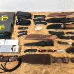 大量のナイフコレクションの処分にお悩みではありませんか？フリマアプリでの出品トラブルや周囲の目、サビなどの経年劣化リスクを解消するなら、おもちゃ買取ドットJPの宅配買取がおすすめ。送料・査定料・ダンボール無料で、数百本規模の一括査定も大歓迎です！