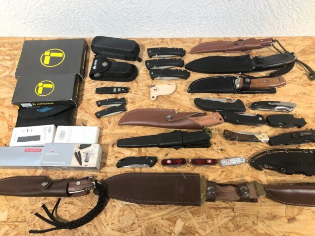 大量のナイフコレクションの処分にお悩みではありませんか？フリマアプリでの出品トラブルや周囲の目、サビなどの経年劣化リスクを解消するなら、おもちゃ買取ドットJPの宅配買取がおすすめ。送料・査定料・ダンボール無料で、数百本規模の一括査定も大歓迎です！